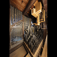 Amsterdam, Nieuwe Kerk, Pfeifen im Hauptwerk, oben: Windversorgung und Wellenbrett zum Oberwerk