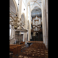 Kampen, Sint Nicolas Bovenkerk, Seitlicher Blick vom HHauptschiff auf Kanzel und Hauptorgel