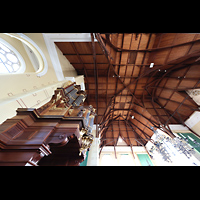 Katwijk aan Zee, Nieuwe Kerk, Blick entlang der Orgel ins Holzgewlbe