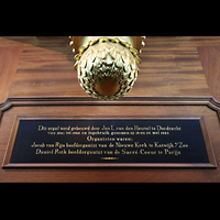 Katwijk aan Zee, Nieuwe Kerk, Schild des Orgelbauers und der ersten Organisten ber dem Spieltisch