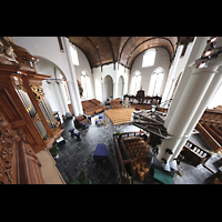 Maassluis, Groote Kerk, Blick von der Orgelempore am Rckpositiv vorbei in die Kirche