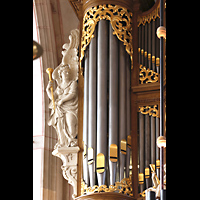 Zwolle, Grote of Sint Michaelskerk, Linker Pedalturm mit Engelsfigur