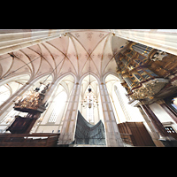 Zwolle, Grote of Sint Michaelskerk, Blick vom nrdlichen Seitenschiff auf die Orgel und ins Hauptschiff
