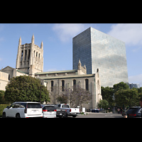 Los Angeles, First Congregational Church, Ansicht von Nordwesten, hinter der Kirche das Glasgebude des LA Superior Court