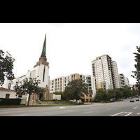 Los Angeles, Westwood United Methodist Church, Ansicht von Sden vom Wilshire Blvd