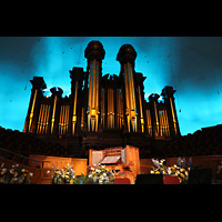Salt Lake City, Mormon Tabernacle, Orgel mit Spieltisch und Chorbhne mit Effektbeleuchtung