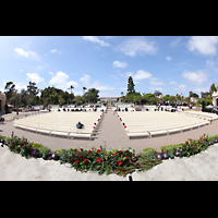 San Diego, Balboa Park, Spreckels Organ Pavilion (Freiluftorgel), Blick von der Orgelempore in den Zuschauerraum des Pavillons