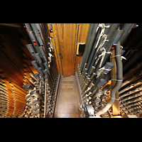San Diego, Balboa Park, Spreckels Organ Pavilion (Freiluftorgel), Pfeifen C-Seite im Swell (Original Austin) mit Windversorgungsleitung f. Vox Humana Tremulant